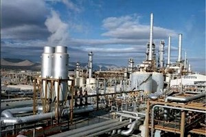 بازگشت ۷۰ درصد درآمد ارزی پتروشیمی‌ها به کشور/ قابل تحریم نیستیم